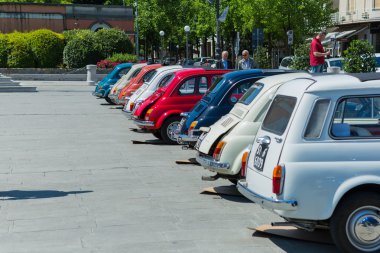 Gorizia, İtalya Mayıs 22, 2016:Photo bir Fiat 500 Club Isonzo toplantı. 1957 ve 1975 arasında İtalyan üretici Fiat tarafından üretilen bir şehir otomobili Fiat 500 (İtalyanca: Cinquecento) olduğunu.
