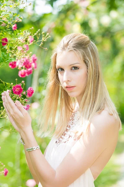 Retrato de bela mulher jovem natural no jardim de rosas — Fotografia de Stock