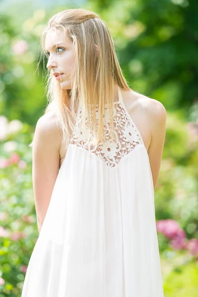 Portret piękne naturalne młoda kobieta w ogrodzie różanym — Zdjęcie stockowe