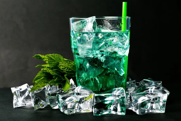 Jeges zöld borsmenta szirup, frissítő víz és a jég-kocka — Stock Fotó