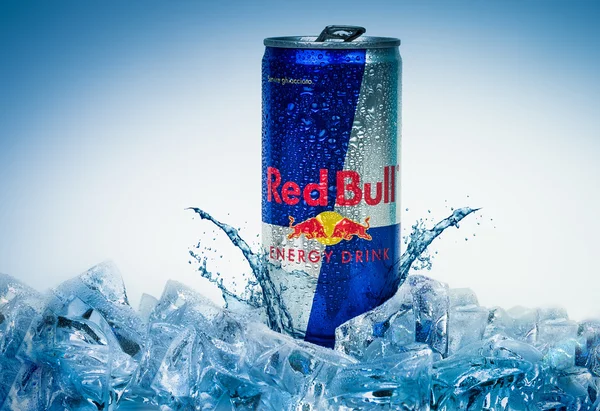 Trieste, İtalya-Mayıs 30, 2016: Alüminyum kutu Red Bull enerji içeceği buz üzerinde. Beyaz izole Background.Red 2012 yılında satılan 5,226 milyar kutular ile dünyanın en popüler enerji içeceği saçmalık.