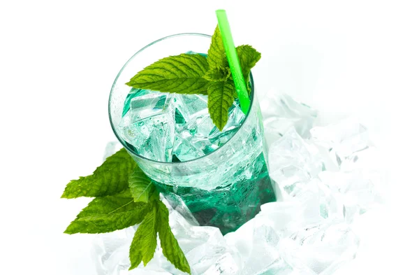 Jarabe de menta verde helada con agua tónica y cubitos de hielo. Aislado sobre fondo blanco . —  Fotos de Stock