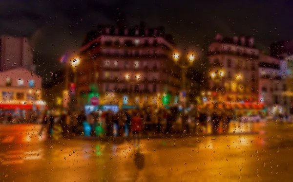 Fundo embaçado abstrato: vista pela janela molhada Paris by Night — Fotografia de Stock
