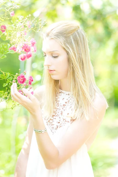 Retrato de una hermosa joven natural en el jardín de rosas —  Fotos de Stock