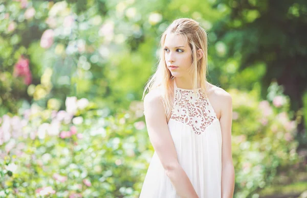Portrét krásné přírodní mladé ženy v růžové zahradě — Stock fotografie