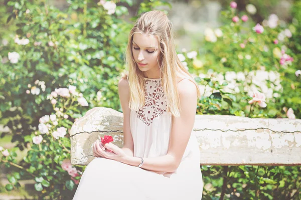 Retrato de bela mulher jovem natural no jardim de rosas — Fotografia de Stock