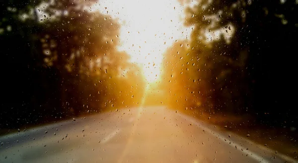 Görünümü bir pencere güneş ve yağmur — Stok fotoğraf