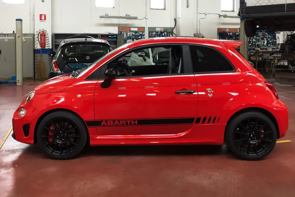 Grado, Italia 23,2016 MAYO: Primera foto de un nuevo Abarth 595 Competizione 2016.El 595 difiere sustancialmente por la apariencia agresiva y unos pocos exagerando deliberadamente el carácter deportivo . —  Fotos de Stock