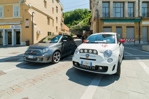 Gorizia, Olaszország május 22, 2016: fotó a Fiat 500 Club Isonzo ülés. A 595 és SS lényegesen különbözik, hogy a turizmus az agresszív megjelenés és néhány szándékosan eltúltálja a sportos karakter. — Stock Fotó