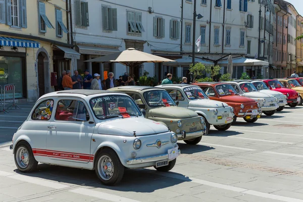 Gorizia, İtalya Mayıs 22, 2016:Photo bir Fiat 500 Club Isonzo toplantı. 1957 ve 1975 arasında İtalyan üretici Fiat tarafından üretilen bir şehir otomobili Fiat 500 (İtalyanca: Cinquecento) olduğunu.