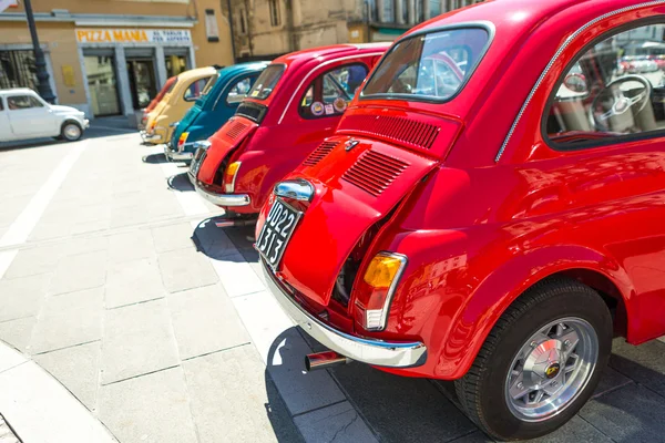 Gorizia, Itálie Květen 22, 2016:Photo Fiat 500 Club Isonzo setkání. Fiat 500 (Italsky: Cinquecento) je městský vůz, který byl produkován italskou automobilkou Fiat v letech 1957 až 1975. — Stock fotografie