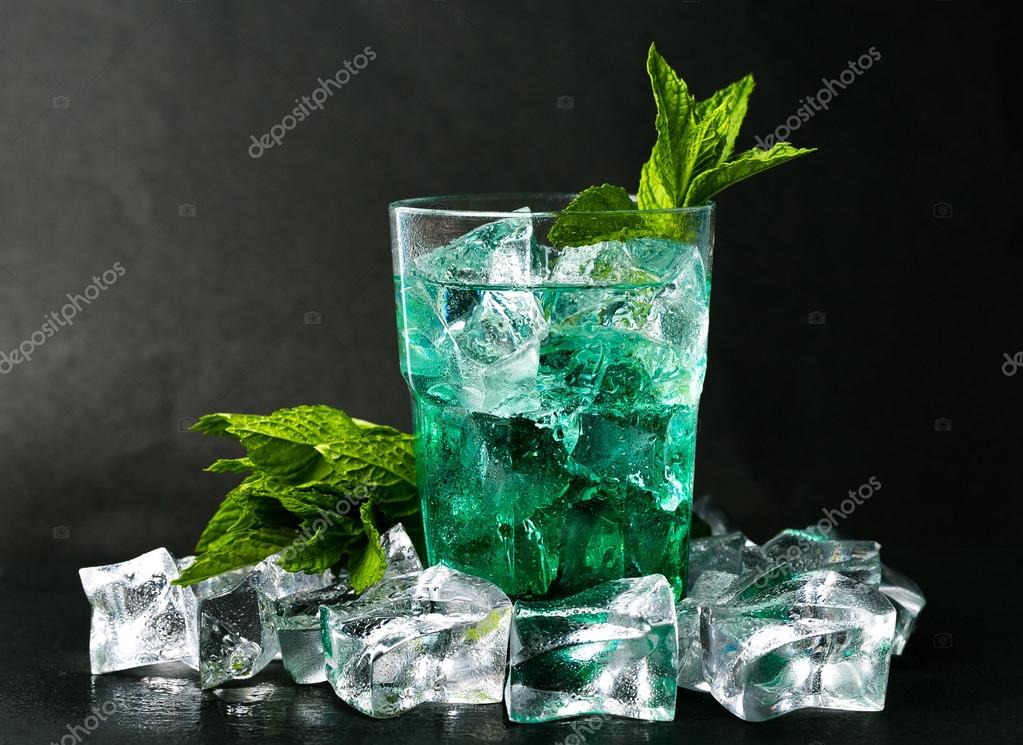 Bonjour ~ Bonsoir - Page 53 Depositphotos_114478828-stock-photo-iced-green-peppermint-syrup-with
