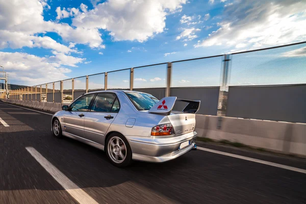 高速道路で三菱エボ 8 — ストック写真