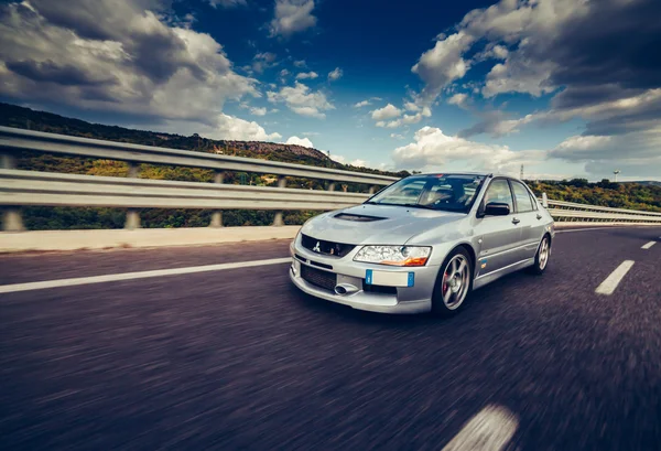 Mitsubishi EVO 8 sur l'autoroute — Photo