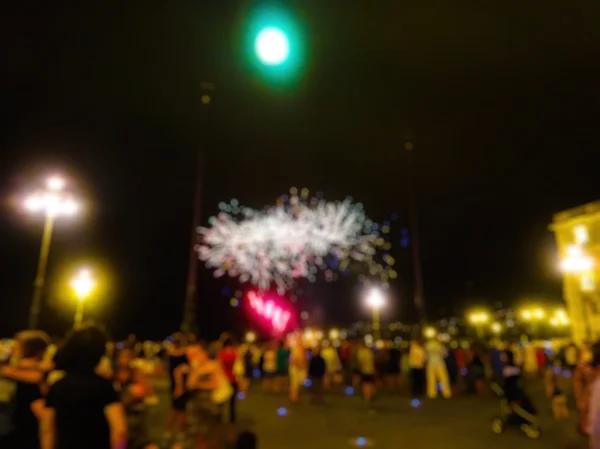 Escena borrosa de gente mirando un con fuegos artificiales — Foto de Stock