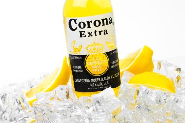 Ayaz şişesini beyaz izole Corona ilave