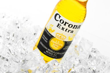 Ayaz şişesini beyaz izole Corona ilave