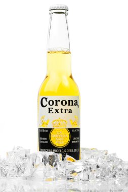 Ayaz şişesini beyaz izole Corona ilave