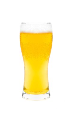 Beyaz bir arka plan üzerinde izole hafif bira soğuk cam