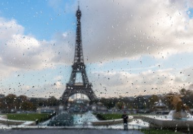 Su damlaları ile bulanık arka plan: Görünümü penceresinden Paris Fransa
