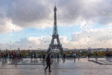 Su damlaları ile bulanık arka plan: Görünümü penceresinden Paris Fransa