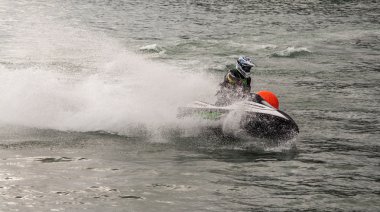 Sistiana, İtalya - 22 Nisan 2012: Adam kadar sıçraması ile jet ski döner