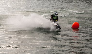 Sistiana, İtalya - 22 Nisan 2012: Adam kadar sıçraması ile jet ski döner