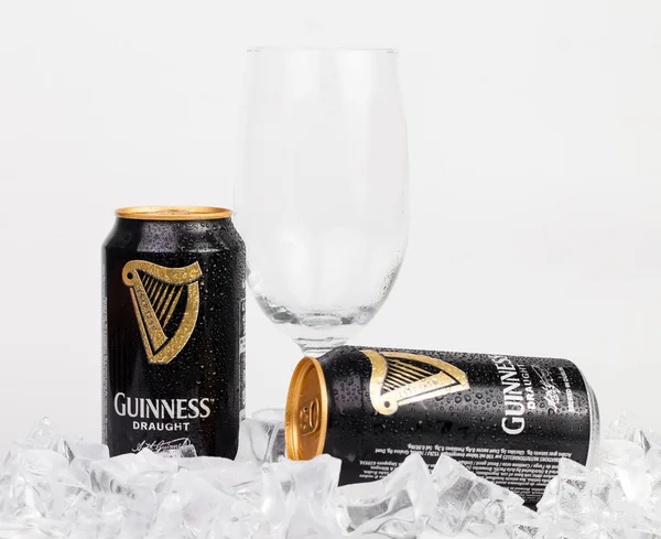 Beyaz arka plan üzerinde Guinness şişman alüminyum can — Stok fotoğraf