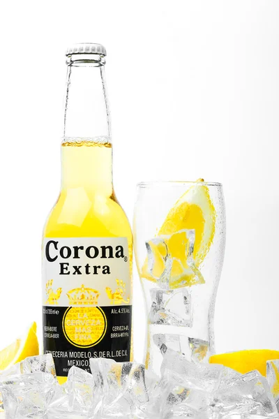 Botella helada de cerveza Corona Extra aislada en blanco — Foto de Stock