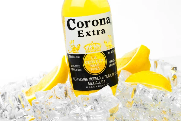 Garrafa gelada de cerveja Corona Extra isolada em branco — Fotografia de Stock