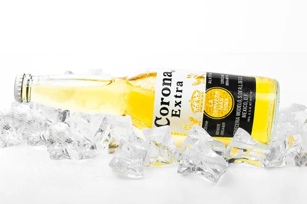 Botella helada de cerveza Corona Extra aislada en blanco —  Fotos de Stock