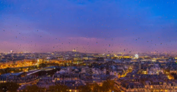 Su damlaları ile bulanık arka plan: gece Fransa Paris pencereden görünümü — Stok fotoğraf