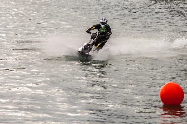 Sistiana, Italia - 22 de abril de 2012: El hombre en moto acuática se vuelve con muchas salpicaduras — Foto de Stock