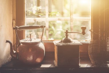 Vintage eziyet sunflare makine ve çay potu penceresiyle.