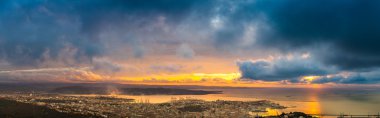 Trieste üzerinde dramatik günbatımı 