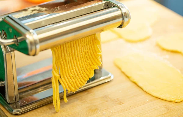 Φρέσκα Ζυμαρικά Και Μηχανή Ζυμαρικών Ξύλινο Τραπέζι Κουζίνας — Φωτογραφία Αρχείου