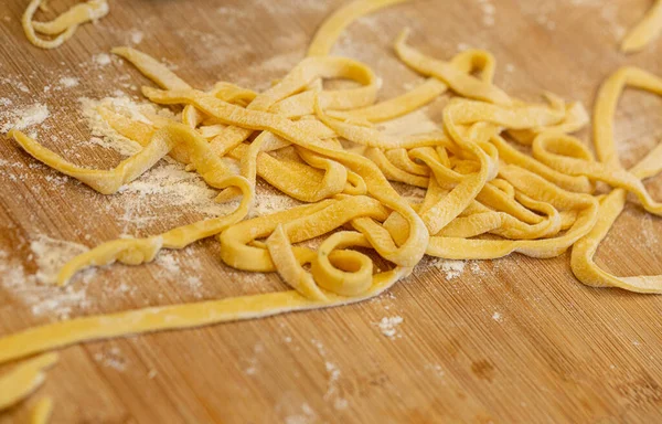 Tagliatelles Pâtes Crues Italiennes Maison Crues Avec Farine Sur Planche — Photo
