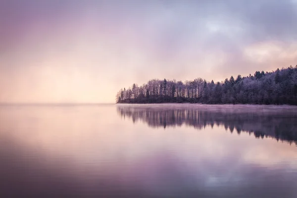 หมอกเช้าบนทะเลสาบ — ภาพถ่ายสต็อก