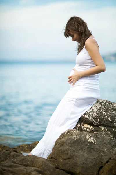 Zwangere vrouw op het strand — Stockfoto