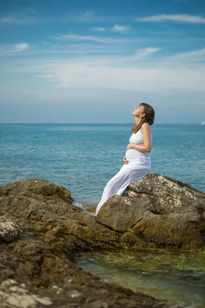 Femme enceinte sur la plage — Photo