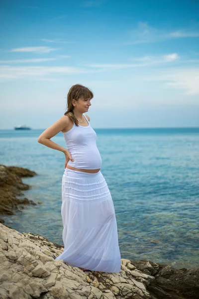 Mulher grávida na praia — Fotografia de Stock