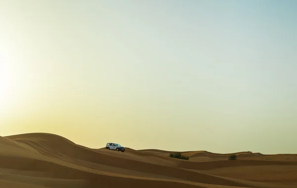 Dubai, Ηνωμένα Αραβικά Εμιράτα-Μαΐου Jeep σαφάρι, 11, 2014 στο Ντουμπάι, ΗΑΕ. Τζιπ σαφάρι στην έρημο της Αραβικής — Φωτογραφία Αρχείου