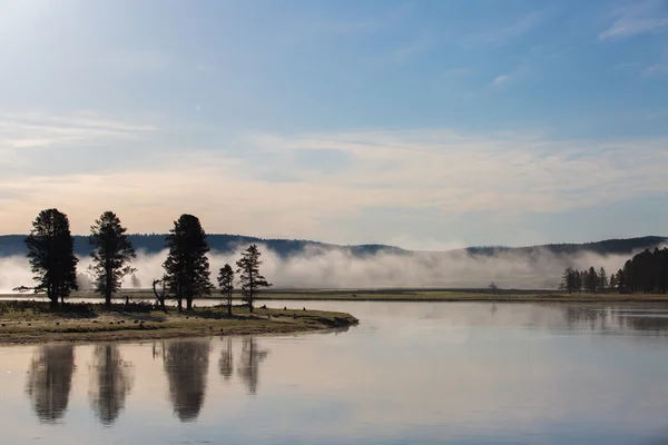 Geyser utbrott i yellowston national park — Stockfoto