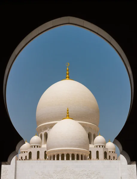 ABU DHABI, UAE - MAY 13, 2014: Sheikh Zayed Mosque in Abu Dhabi, considered to be the key for worship in the United Arab Emirates — Stockfoto