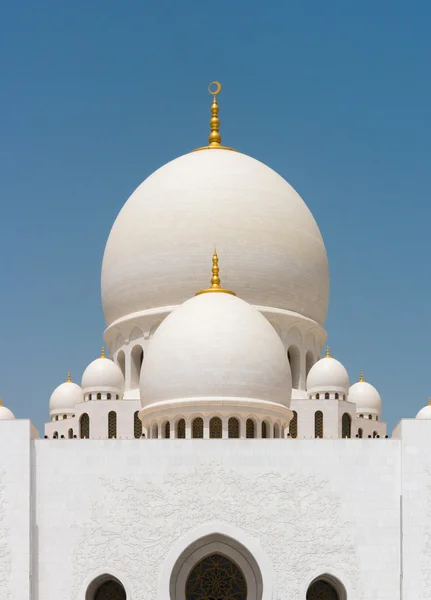 ABU DHABI, UAE - MAY 13, 2014: Sheikh Zayed Mosque in Abu Dhabi, considered to be the key for worship in the United Arab Emirates — Stockfoto