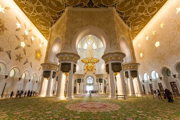 ABU DHABI, UAE - MAY 13, 2014: Sheikh Zayed Mosque in Abu Dhabi, considered to be the key for worship in the United Arab Emirates — Stockfoto