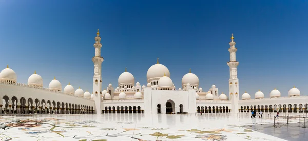 ABU DHABI, Emirati Arabi Uniti - 13 maggio 2014: La moschea Sheikh Zayed di Abu Dhabi, considerata la chiave di volta del culto negli Emirati Arabi Uniti — Foto Stock