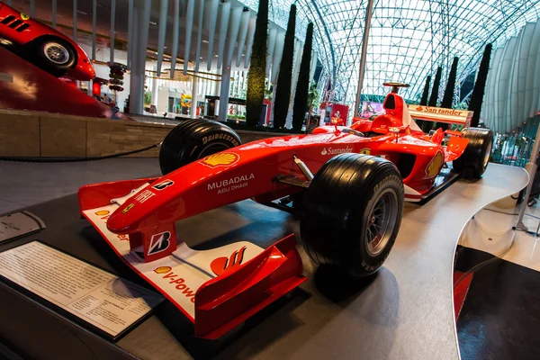 ABU DHABI, Emiratos Árabes Unidos - 13 de mayo de 2014: Ferrari World en la isla de Yas en Abu Dhabi el 13 de mayo de 2014, Emiratos Árabes Unidos. Ferrari World es el parque de atracciones cubierto más grande del mundo . — Foto de Stock