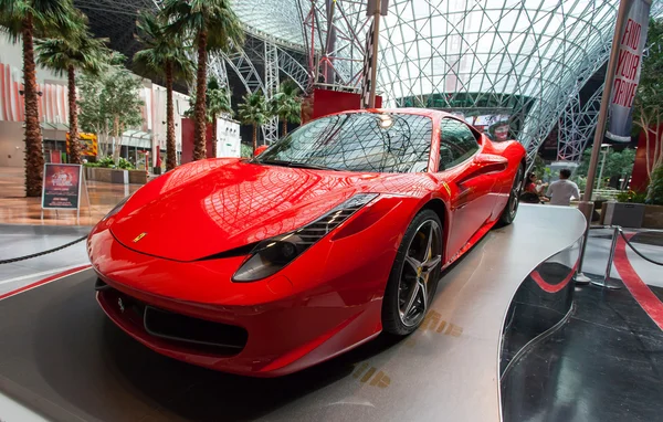 ABU DHABI, Emiratos Árabes Unidos - 13 de mayo de 2014: Ferrari World en la isla de Yas en Abu Dhabi el 13 de mayo de 2014, Emiratos Árabes Unidos. Ferrari World es el parque de atracciones cubierto más grande del mundo . — Foto de Stock