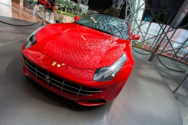 ABU DHABI, ОАЭ - 13 мая 2014 года: Ferrari World на острове Яс в Абу-Даби, 13 мая 2014 года, ОАЭ. Ferrari World - крупнейший в мире парк развлечений в помещении . — стоковое фото
